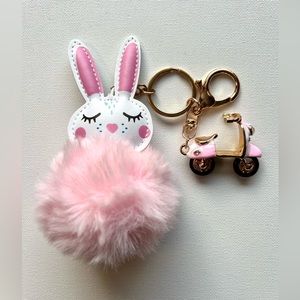 Llavero (keychains) de conejito con cuerpo de pompón en rosa y motocicleta.